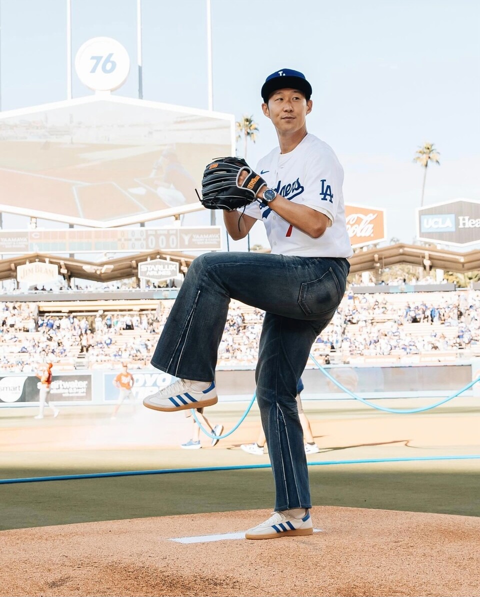 미국프로야구 메이저리그(MLB)  LA 다저스 홈 경기에서 힘찬 시구를 선보인 손흥민. /LAFC 인스타그램