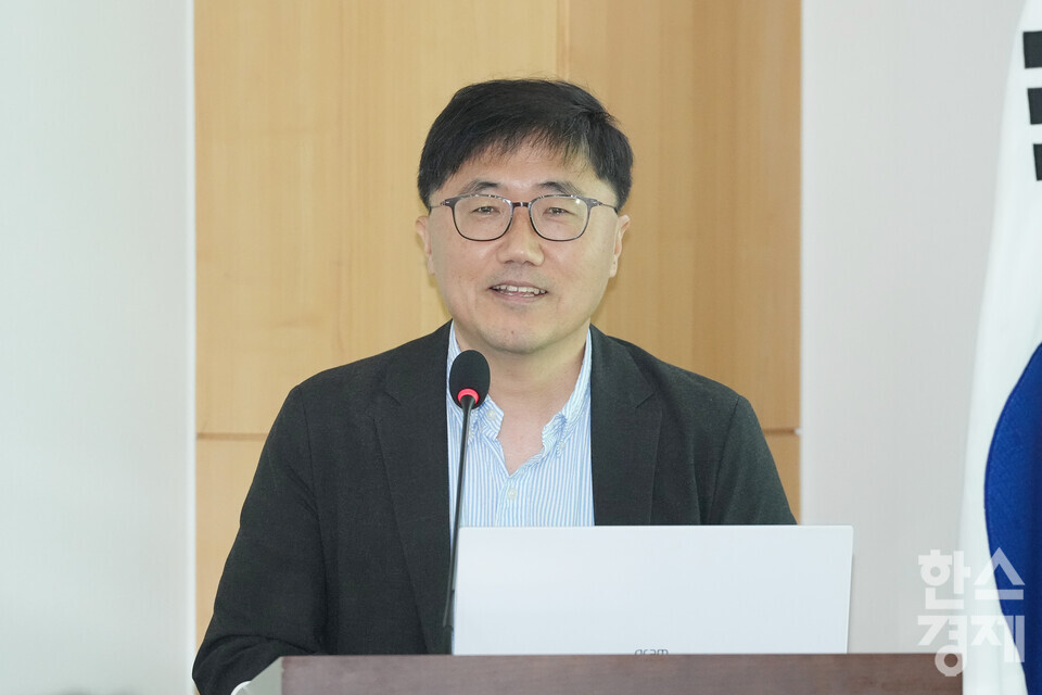 29일 오후 서울 여의도 국회 의원회관에서 탈플라스틱 사회로의 전환을 위한 국회 토론회가 열리고 있다. 홍수열 자원순환사회경제연구소 소장이 일회용 플라스틱 감량 및 재사용 확대 방안을 주제로 발제하고 있다. /최대성 기자 dpdaesung@sporbiz.co.kr 2025.08.28.