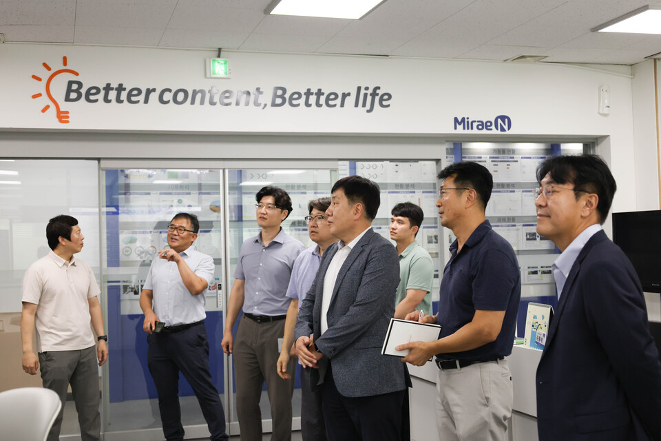 김영신 중소기업기술정보진흥원장이 27일 교육·출판 전문기업인 미래엔에 방문했다./중소기업기술정보진흥원