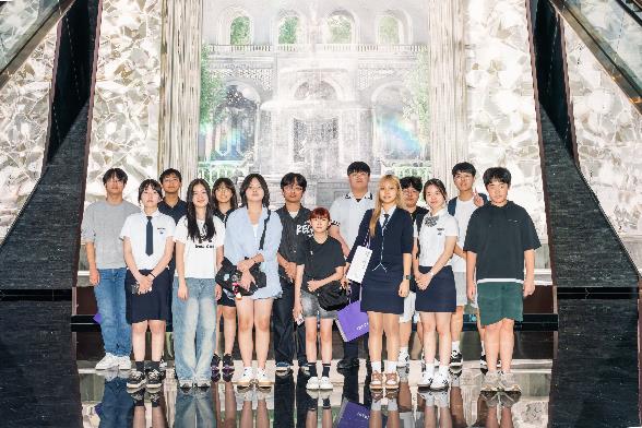 지난 22일 ‘인스파이어 익스피리언스 데이’에 참여한 장학생들이 인스파이어의 미디어 아트 공간 ‘큐브’에서 기념사진을 촬영하고 있다. /인스파이어 엔터테인먼트 리조트 제공