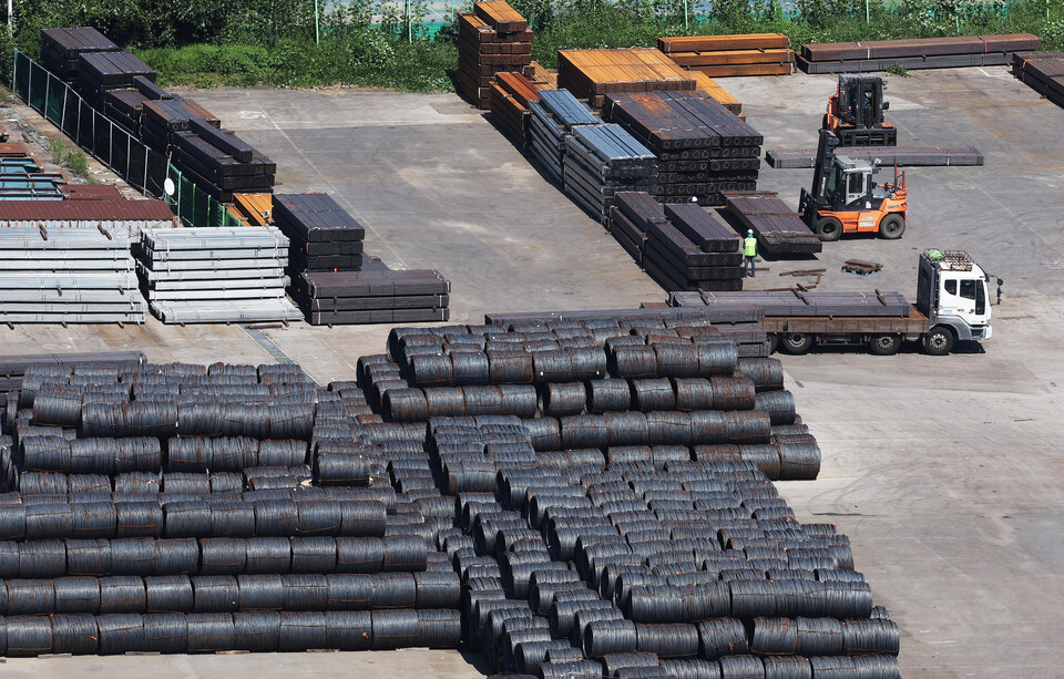 평택항에 철강 제품이 야적돼 있다./연합뉴스