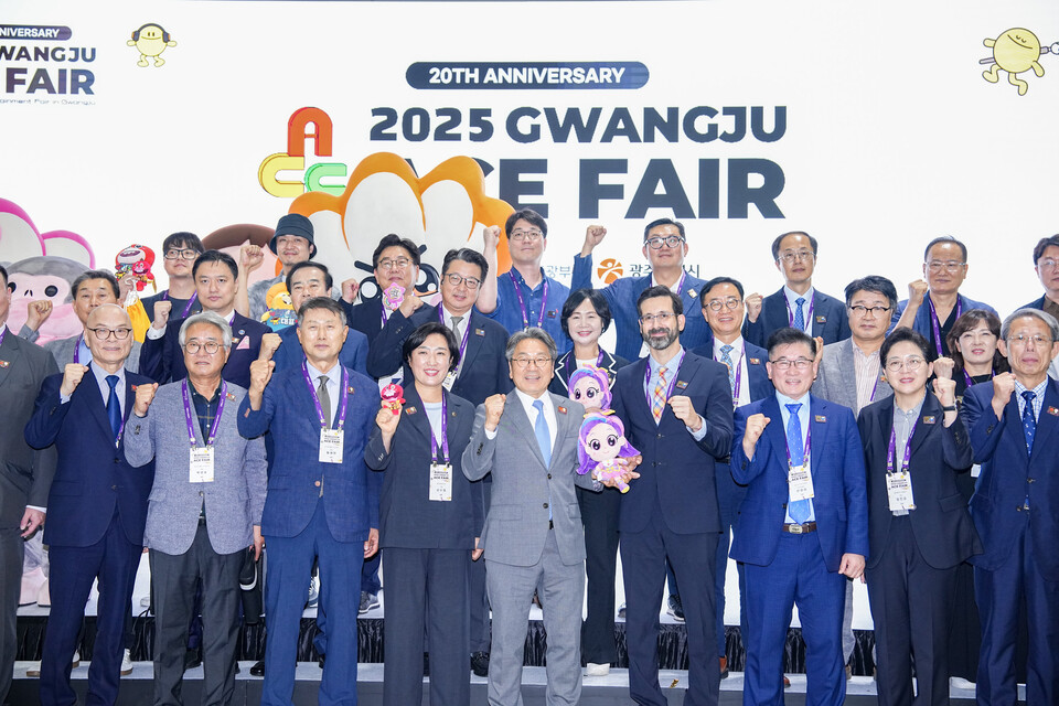 강기정 광주광역시장이 28일 김대중컨벤션센터에서 열린 국내 최대 문화콘텐츠 전문 전시회인 '2025 광주 에이스 페어(ACE Fair) 개막식'에서 참석자들과 함께 기념촬영을 하고 있다./사진=광주광역시