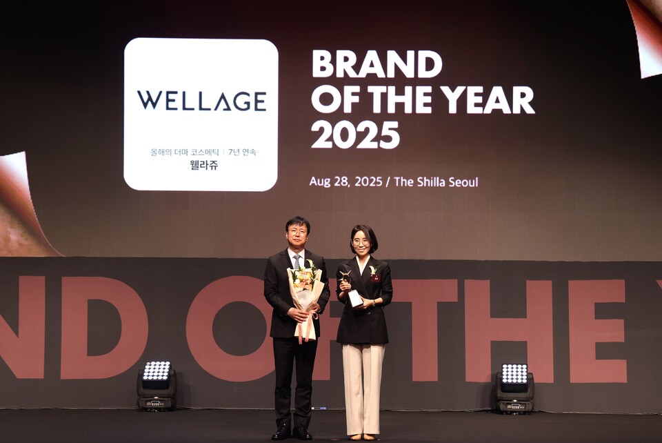 지난 28일 신라호텔에서 열린 ‘2025 올해의 브랜드대상’ 시상식에서 조정민 휴젤 화장품본부 상무(우측)가 기념사진 촬영을 하고 있다. /휴젤 제공