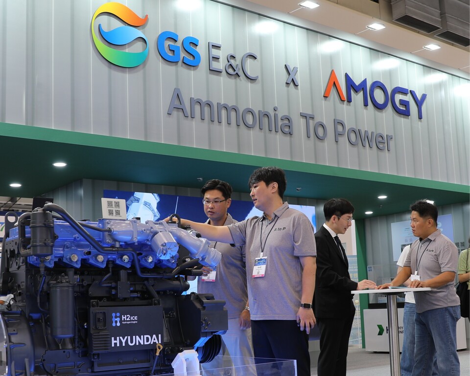GS건설과 AMOGY(아모지)가 함께 참여한 '2025년 기후산업국제박람회'에서 선보인 무탄소 분산에너지 사업 부스사진./GS건설