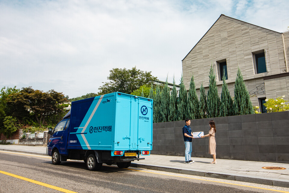 한진이 인천시와 함께 운영하는 반값택배 서비스가 시작 9개월 만에 누적 63만박스, 이용 소상공인 6500여명을 돌파했다./한진 