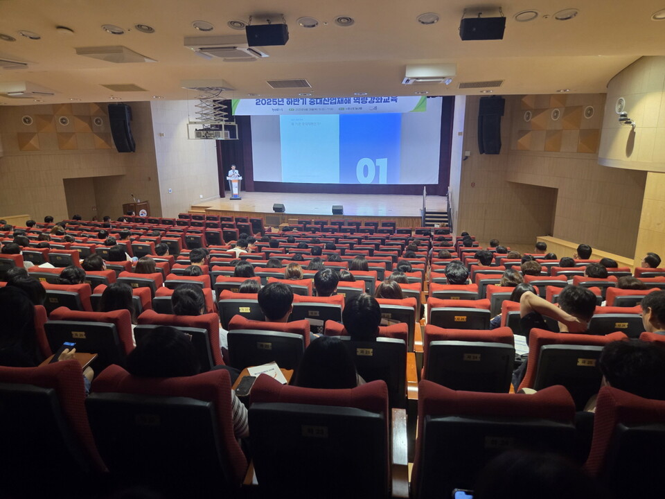 시흥시(시장 임병택)는 지난 28일 시청 늠내홀에서 공직자를 대상으로 중대산업재해 예방 역량강화 교육을 실시했다고 29일 밝혔다./  시흥시 제공