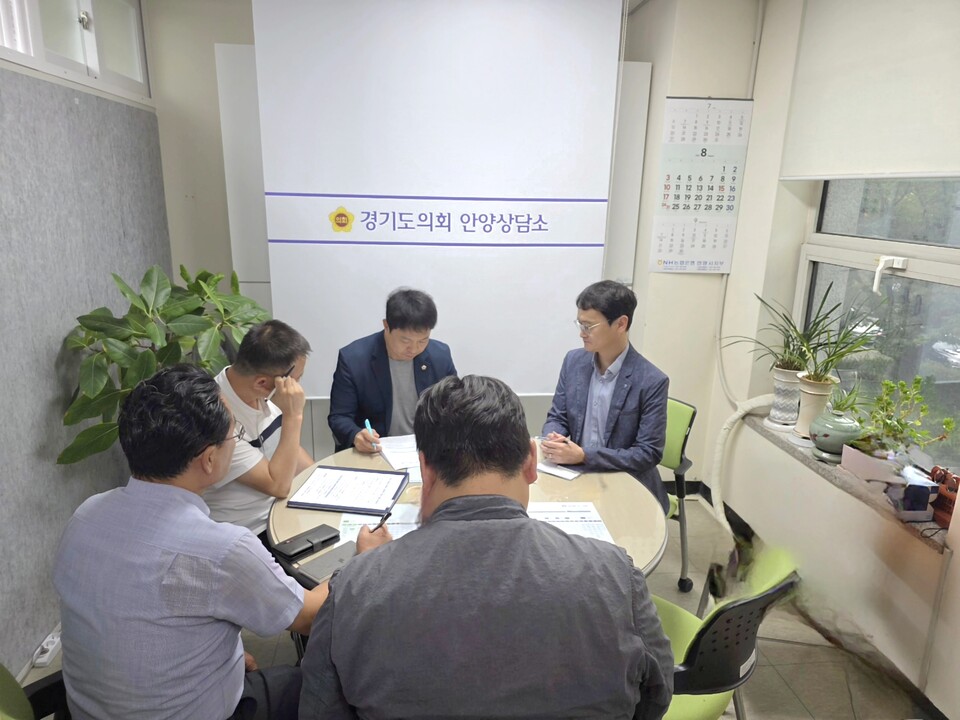 경기도의회 도시환경위원회 유영일 부위원장(국민의힘·안양5)이 인덕원 역세권 기회타운 착공과 관련해 추진현황을 점검하고 사업의 차질 없는 진행을 당부했다.