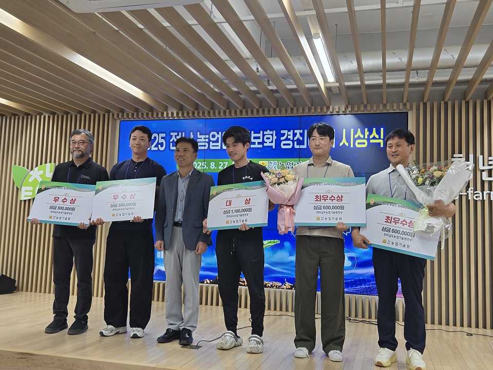 지난 27일, 전라남도농엄기술원에서 개최된 2025 전라남도 농업인 정보화 경진대회에서 달성팜 김진성대표가 스마트콘텐츠 분야 대상을 수상했다./사진=신안군