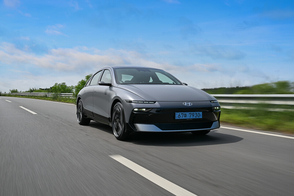 현대차 '더 뉴 아이오닉6'의 주행 모습./ 현대차