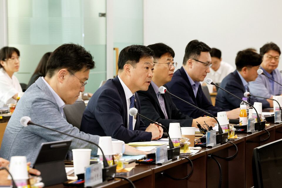 이형훈 보건복지부 2차관이 서울 서초구 건강보험심사평가원에서 열린 제15차 건정심 회의에서 발언하고 있다. /연합뉴스