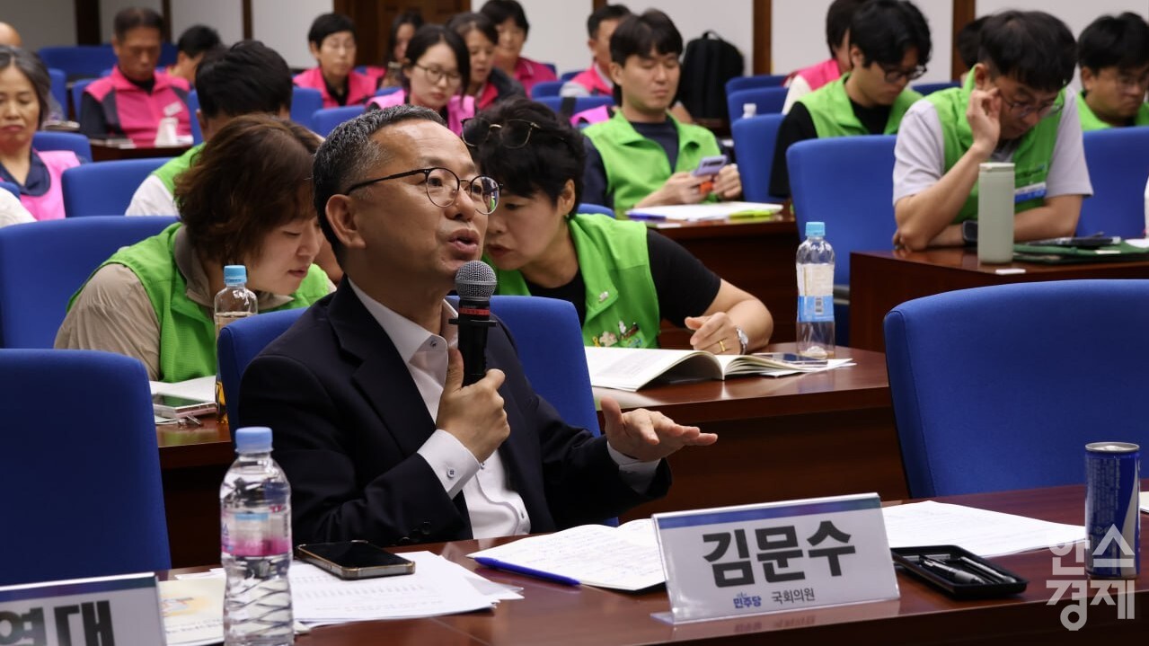 …김문수 의원이 지난 29일 국회도서관 소강당에서 열린 '학교비정규직 격차해소와 방학 중 무임금 대책 토론회'에서 대책 마련을 촉구하고 있다. (사진=김문수 의원실) 