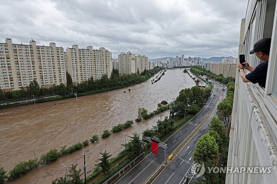 집중호우로 물에 잠긴 서울 동부간선도로. / 연합뉴스