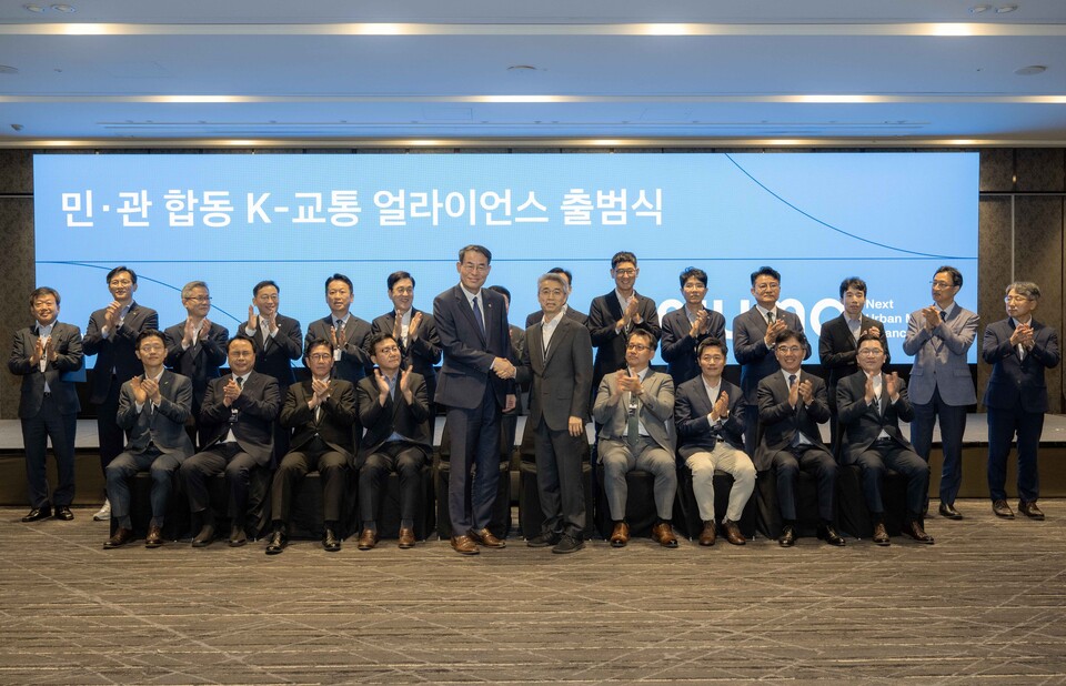 NUMA 참여자들이 기념 촬영을 하고 있는 모습. (앞줄 좌측부터 강희업 국토교통부 2차관, 송창현 현대차·기아 AVP본부 사장)