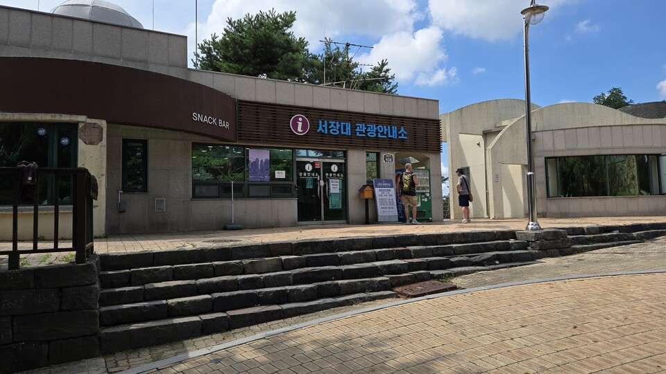 취재진이 찾은 서장대 관광안내소에서는 한 외국인 관광객이 작동하지 않는 자판기를 물끄러미 바라보다 발길을 돌렸다./ 김두일 기자