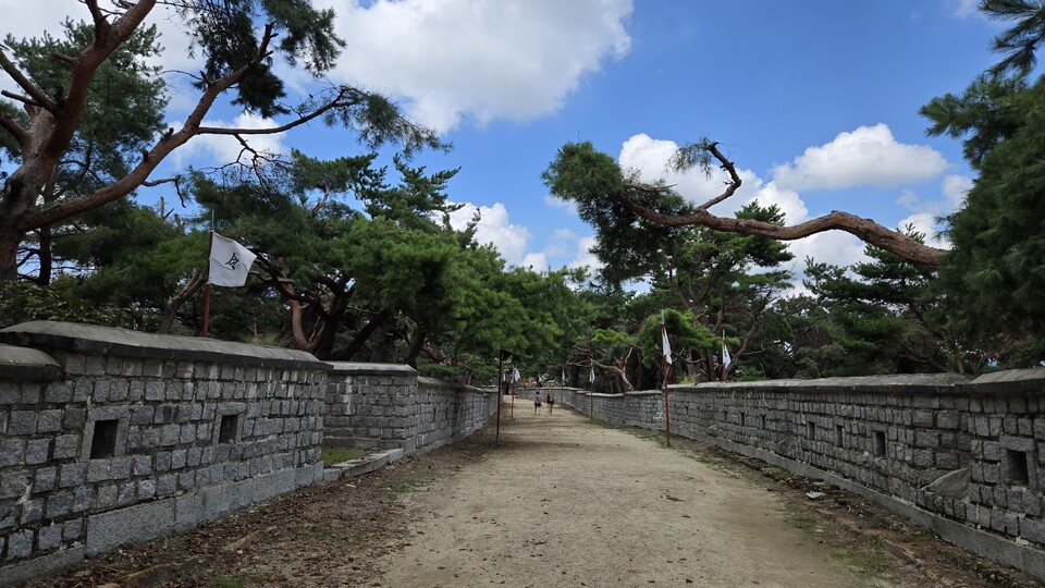 우리 옛 말에 금강산도 식후경이라는 말이 무색하리 만치 수원화성을 찾는 외국인 관광객의 타는 갈증을 해소해 줄 편의시설이 찾아보기 힘들어 세계문화유산을 향한 발걸음을 주저하게 하고 있다./ 김두일 기자
