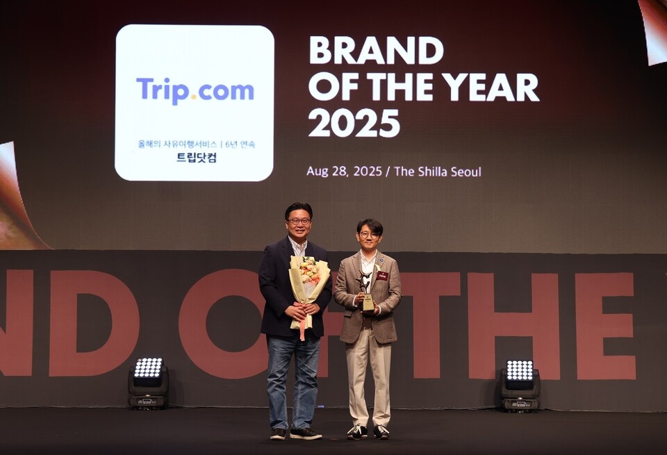 남궁승환 트립닷컴 서비스&마케팅 총괄 이사(왼쪽)와 서경덕 한국소비자포럼 소비자위원장이 최근 서울 신라호텔에서 진행된 2025 올해의 브랜드 대상 시상식에서 수상 후 기념 촬영을 하고 있다. /트립닷컴 제공