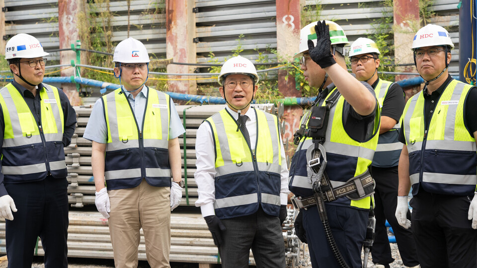HDC현대산업개발이 29일 이문 아이파크 자이 현장과 강변역 센트럴 아이파크 현장에서 경영진·노동조합 합동 현장 안전보건 점검을 시행했다. (사진 왼쪽 세 번째 정경구 HDC현대산업개발 대표이사(CEO), 두 번째 김동현 노동조합 사무국장)