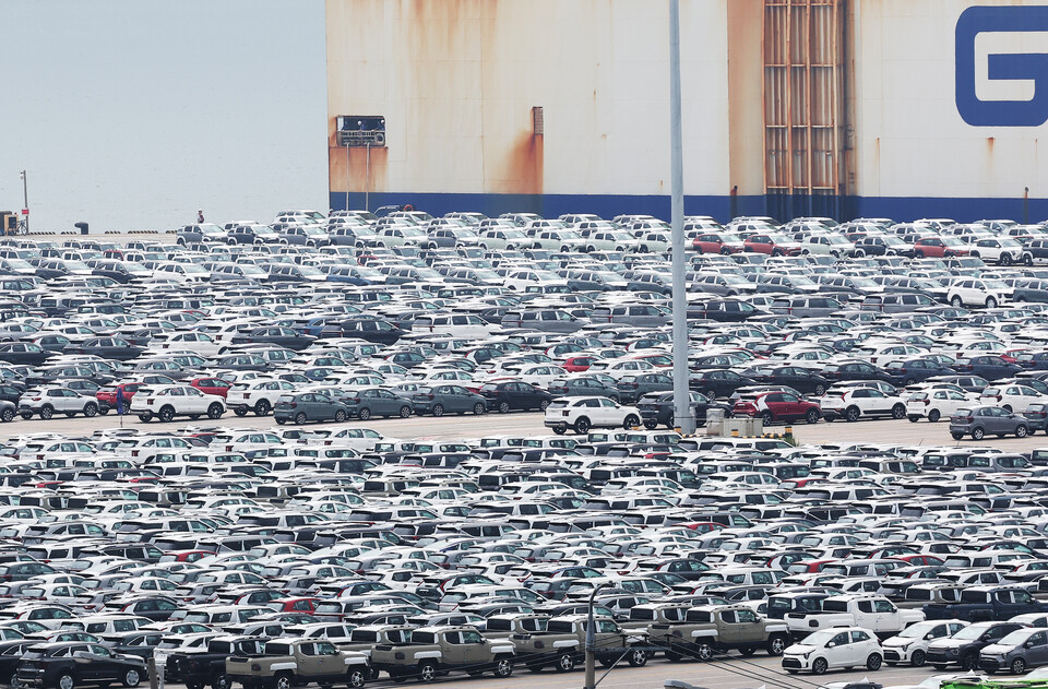 경기도 평택항에 수출용 자동차가 세워져 있다./연합뉴스