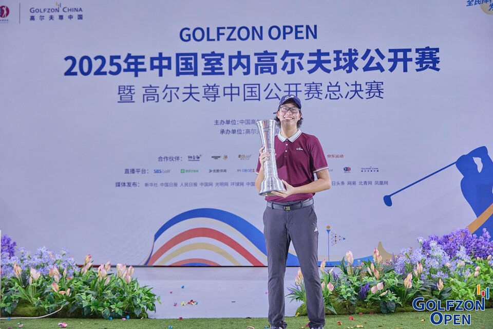 2025 골프존 차이나오픈 우승자 자오쯔쉬가 기념촬영을 하고있다. /골프존 제공