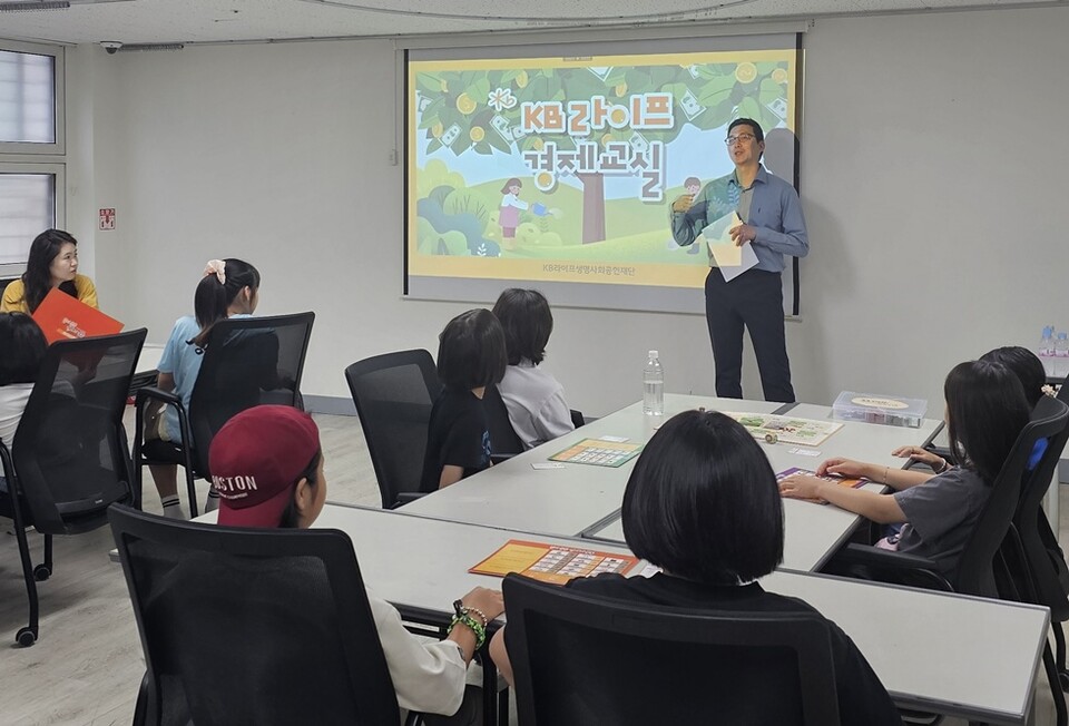 KB라이프 직원들이 서울 은평구에 위치한 꿈나무마을 파란꿈터를 방문해 ‘찾아가는 경제교실’ 수업을 진행하고 있다.  사진/KB라이프