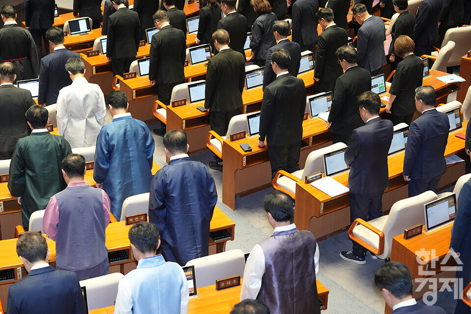 1일 오후 서울 여의도 국회에서 제429회 국회(정기회) 제1차 본회의가 열리고 있다. 이날 야당은 여당의 입법 폭주에 대응하겠다는 의미로 검은색 정장에 '근조 의회 민주주의' 리본을 달고서 참석했다. 이에 앞서 우원식 의장은 화합의 의미를 담아 여야 의원들이 한복을 입고 참석하자고 제안했다. /최대성 기자 dpdaesung@sporbiz.co.kr 2025.09.01.