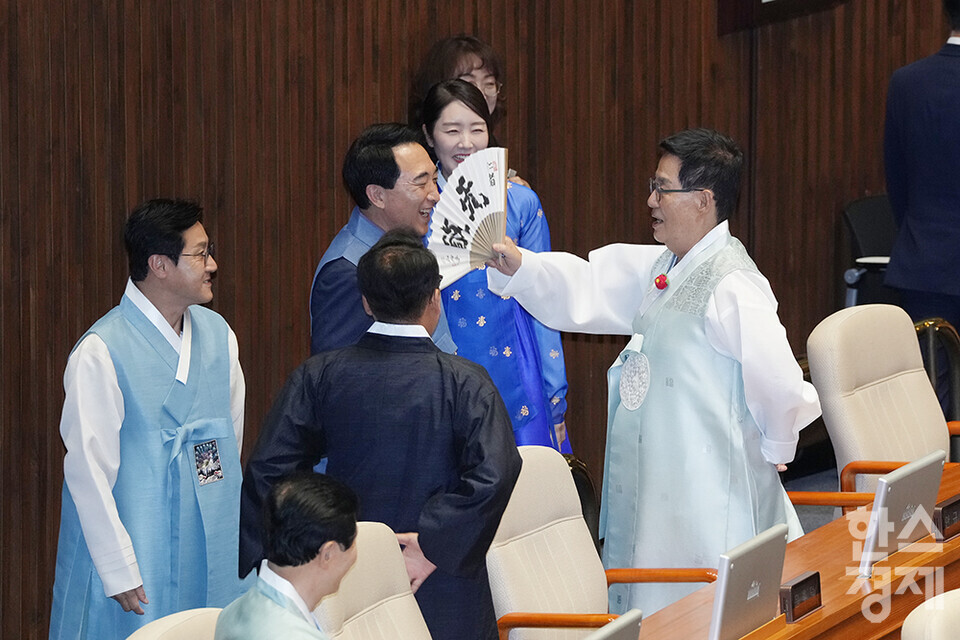 1일 오후 서울 여의도 국회에서 제429회 국회(정기회) 제1차 본회의가 열리고 있다. 한복을 입은 여당 의원들이 담소를 나누고 있다. 앞서 우원식 의장은 화합의 의미를 담아 여야 의원들이 한복을 입고 참석하자고 제안했다. /최대성 기자 dpdaesung@sporbiz.co.kr 2025.09.01.