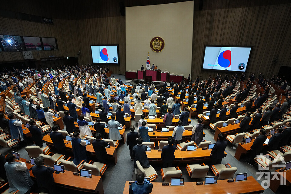 1일 오후 서울 여의도 국회에서 제429회 국회(정기회) 제1차 본회의가 열리고 있다. 의원들이 개회식서 애국가를 부르고 있다. /최대성 기자 dpdaesung@sporbiz.co.kr 2025.09.01.