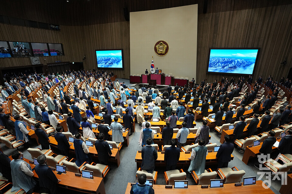 1일 오후 서울 여의도 국회에서 제429회 국회(정기회) 제1차 본회의가 열리고 있다. 의원들이 개회식서 애국가를 부르고 있다. /최대성 기자 dpdaesung@sporbiz.co.kr 2025.09.01.
