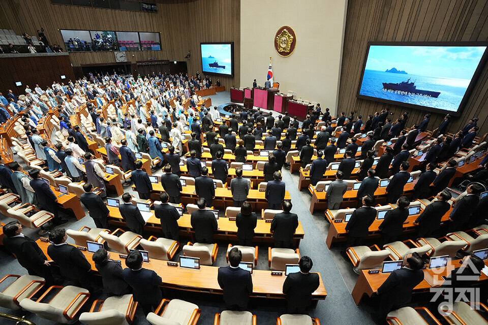 1일 오후 서울 여의도 국회에서 제429회 국회(정기회) 제1차 본회의가 열리고 있다. 의원들이 개회식서 애국가를 부르고 있다. /최대성 기자 dpdaesung@sporbiz.co.kr 2025.09.01.