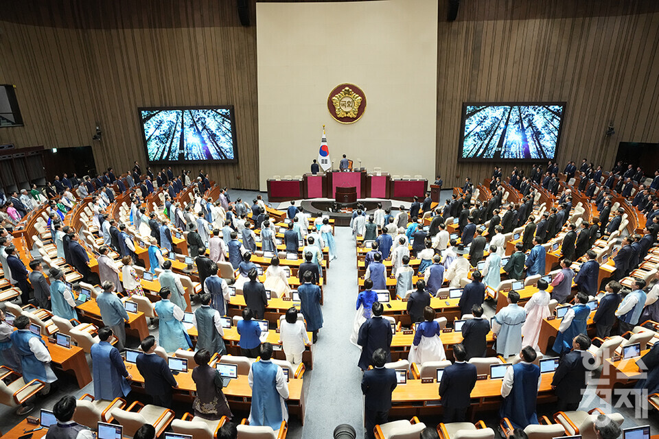 1일 오후 서울 여의도 국회에서 제429회 국회(정기회) 제1차 본회의가 열리고 있다. 의원들이 개회식서 애국가를 부르고 있다. /최대성 기자 dpdaesung@sporbiz.co.kr 2025.09.01.