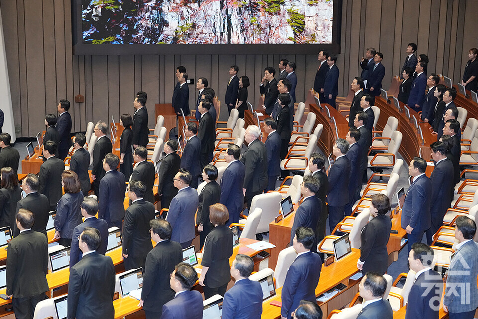 1일 오후 서울 여의도 국회에서 제429회 국회(정기회) 제1차 본회의가 열리고 있다. 의원들이 개회식서 애국가를 부르고 있다. /최대성 기자 dpdaesung@sporbiz.co.kr 2025.09.01.