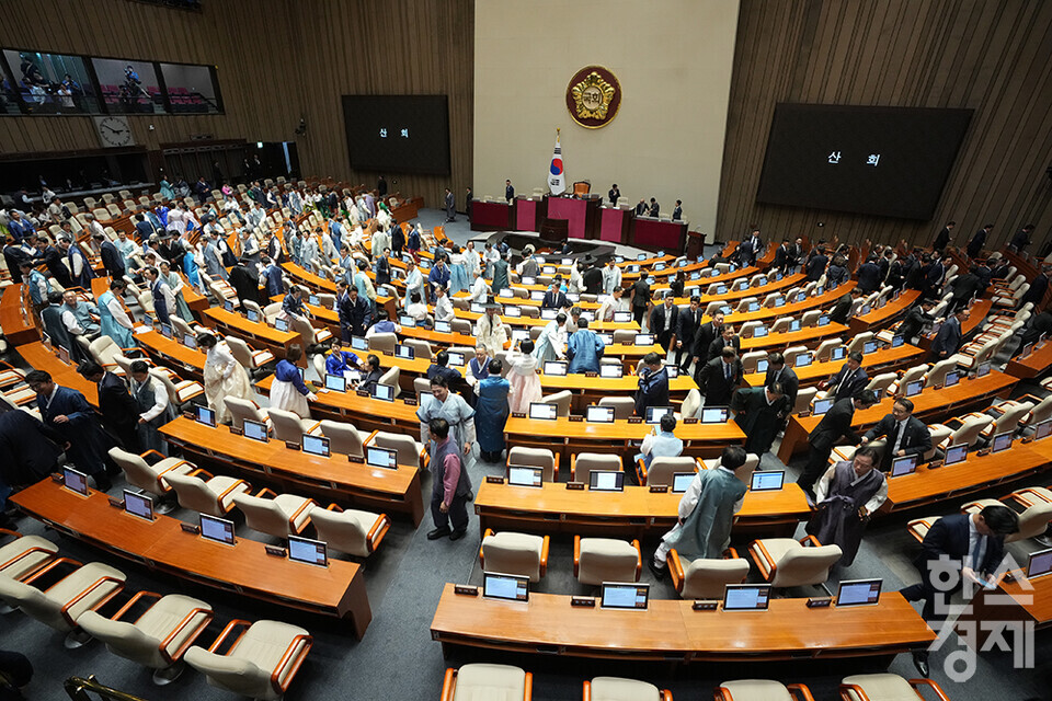 1일 오후 서울 여의도 국회에서 열린 제429회 국회(정기회) 제1차 본회의가 종료된 후 의원들이 퇴장하고 있다. /최대성 기자 dpdaesung@sporbiz.co.kr 2025.09.01.