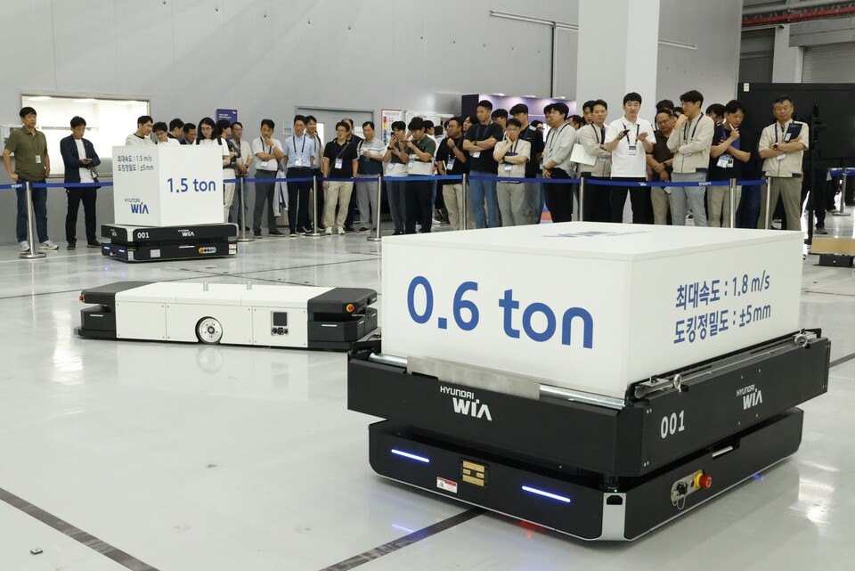 현대위아가 지난달 28~29일 의왕연구소에서 개최한 ‘물류 로봇 신제품 론칭 및 고객 초청 시연회’에서 가반하중 300~1500㎏의 물류 로봇을 시연하고 있다./현대위아