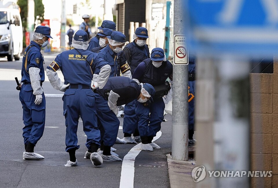 일본 경찰이 1일 도쿄 세타가야구에서 한국인 여성이 피습당한 뒤 쓰러져 있던 장소를 조사하고 있다. /연합뉴스
