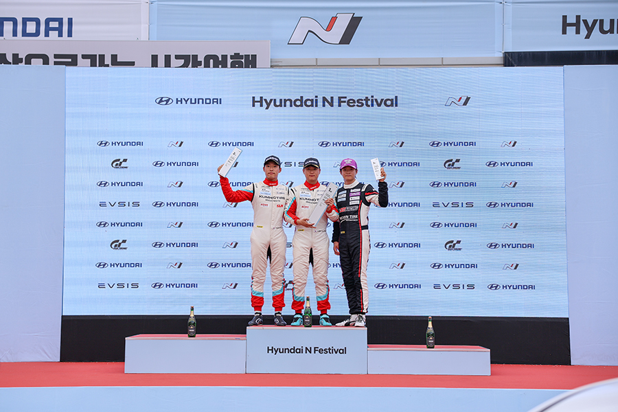 좌측부터 노동기, 이창욱, 김영찬이 '그란 투리스모 eN1' 클래스의 포디엄에 올랐다./금호타이어