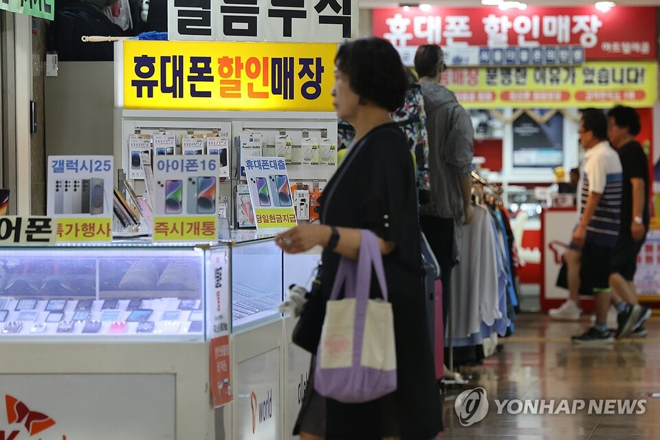 소비자물가 상승률이 휴대 전화요금 일시 인하 영향 등으로 석 달 만에 1%대로 복귀했다. /연합뉴스