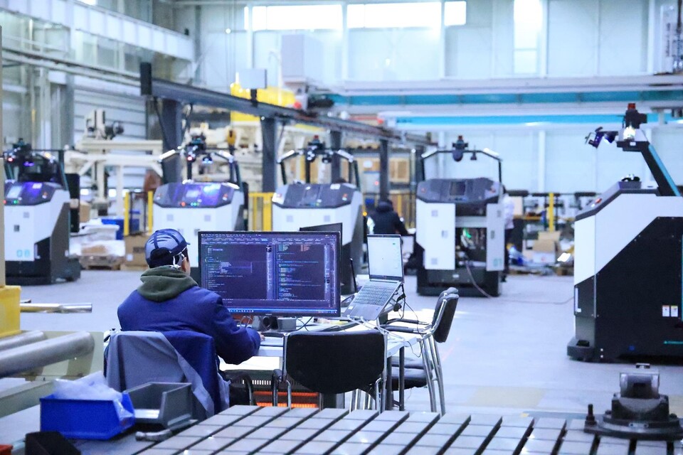 현대무벡스 청라R&D센터 내 AGV 검수 장면. /사진=현대무벡스