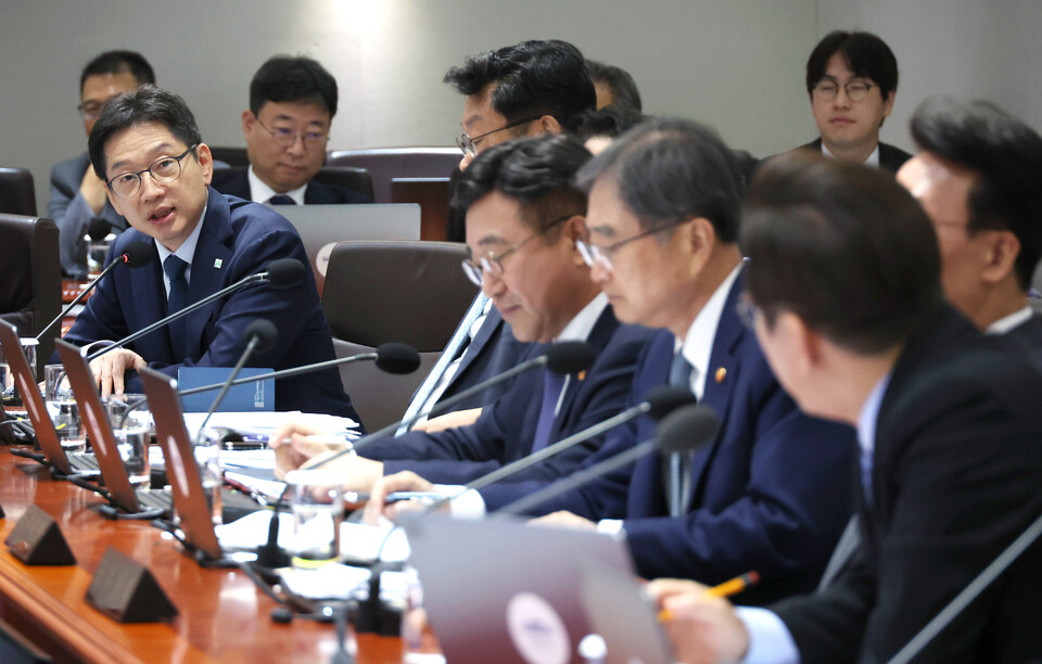 이재명 대통령이 2일 용산 대통령실에서 열린 국무회의에서 현안 토의 중 김경수 대통령 직속 지방시대위원장의 발언을 듣고 있다. 사진=연합뉴스