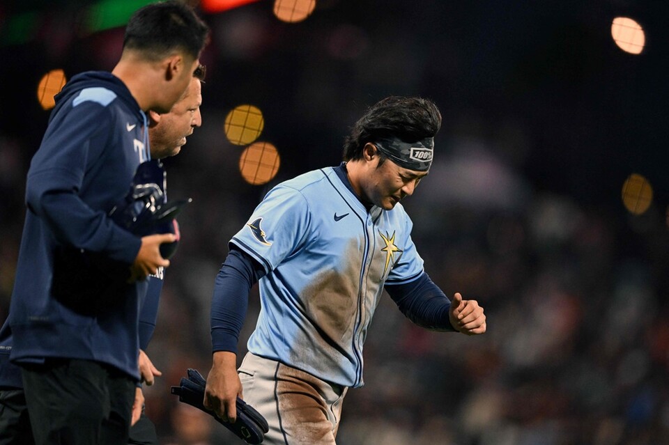 김하성이 17일 경기 중 부상으로 그라운드를 떠나고 있다. /연합뉴스