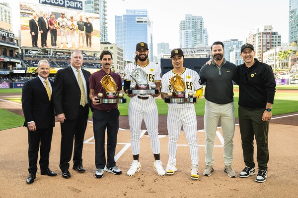골드글러브 받은 샌디에이고 김하성(오른쪽에서 3번째). /샌디에이고 파드리스 페이스북