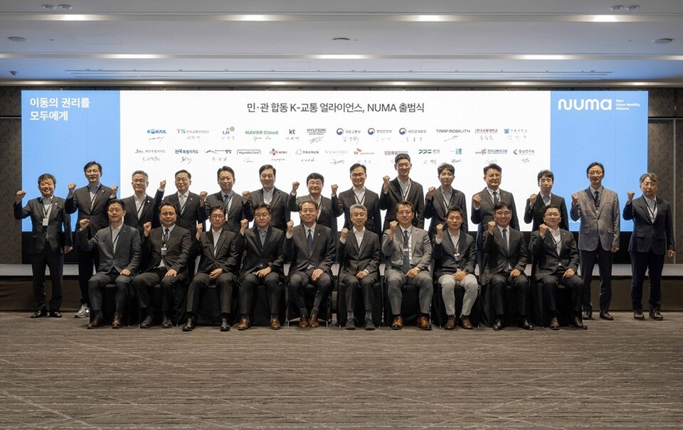 나채범 한화손해보험 대표(앞줄 오른쪽 첫번째)가 1일 오전 그랜드 워커힐 서울 호텔에서 열린 ‘NUMA’ 출범식에 참여해  관계자들과 기념촬영을 하고 있다. 사진/한화손보