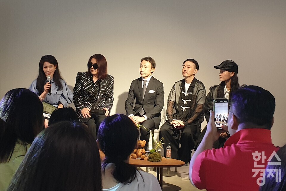 (오른쪽부터) 김해리 MCM 일본 대표,  타츠히코 아카시 메디콤토이 CEO, 이사오 우에하라 인덴야 대표, 아티스트 켄 야시키, 노부키 히즈메 / 이현령 기자