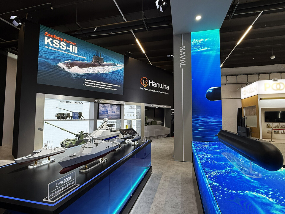폴란드 키엘체에서 열리는 국제방위산업전시회(MSPO 2025)에 참가한 한화 부스에 장보고-III 배치-II 잠수함 등 주요 제품이 전시돼 있다./한화에어로스페이스