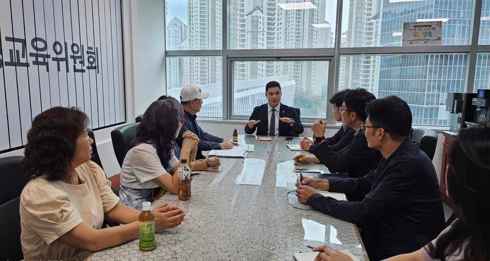 경기도의회 최민 의원(더불어민주당, 광명2)이 광명 7구역 공동주택 분양과 관련해 제기된 오피스텔 소유주들의 민원을 해결하기 위해 중재자로 나섰다./ 최민 의원실 제공
