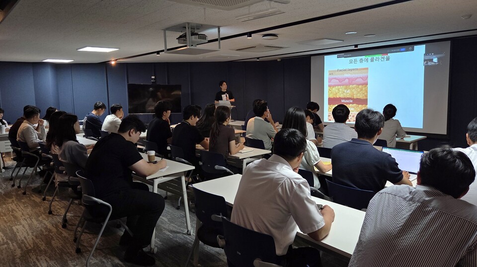 휴젤이 임직원들을 대상으로 자사 봉합사 브랜드 '블루로즈' 중심의 병합 시술 교육을 진행했다./휴젤 제공