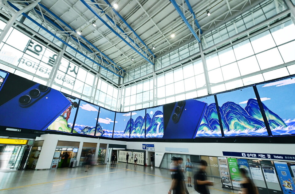 삼성전자가 서울역에서 진행하는 ‘갤럭시 Z 폴드7∙Z 플립7’ 초대형 미디어아트 디지털 옥외광고 모습./삼성전자 