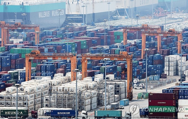 한국은행이 3일 발표한 '2025년 2/4분기 국민소득(잠정)'에 따르면 2분기 실질 GDP 성장률은 0.7%로 나타났다. 지난 7월 공개된 속보치(0.7%) 보다 0.1%p 상향된 수치다. /연합뉴스