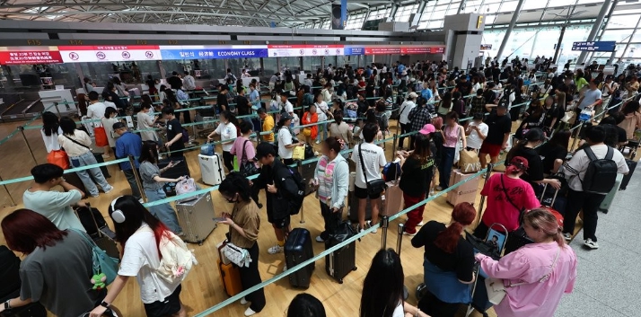 붐비는 인천공항 출국장 전경. / 연합뉴스