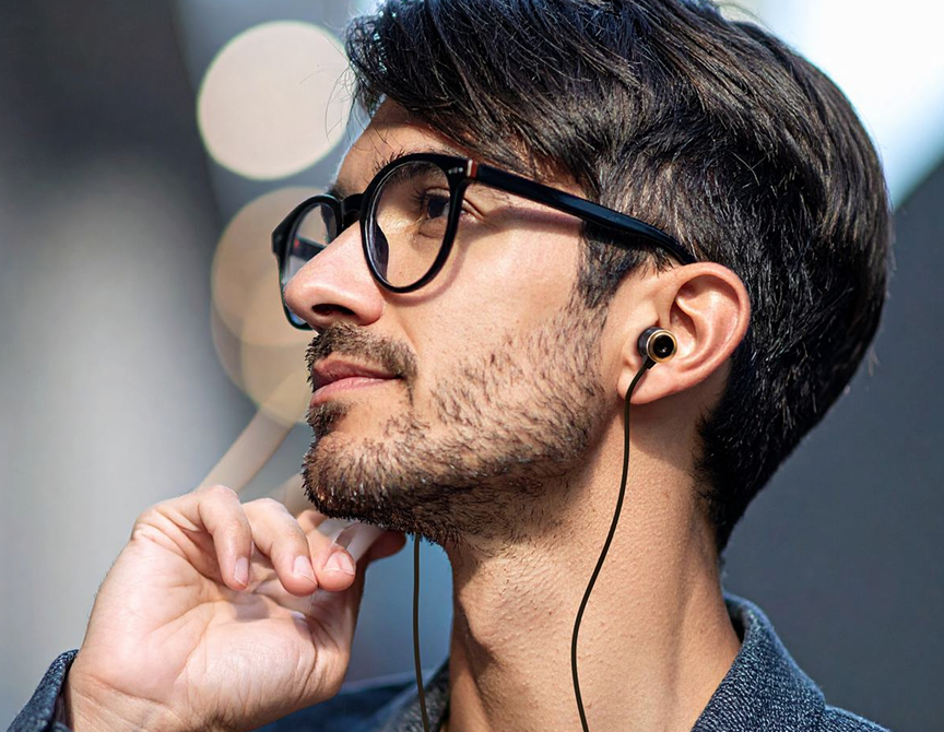 AMFM이 세계 최초 정자기식 기술(MST)을 적용한 차세대 혁신적인 이어폰 ‘CURU 001’을 출시했다./AMFM