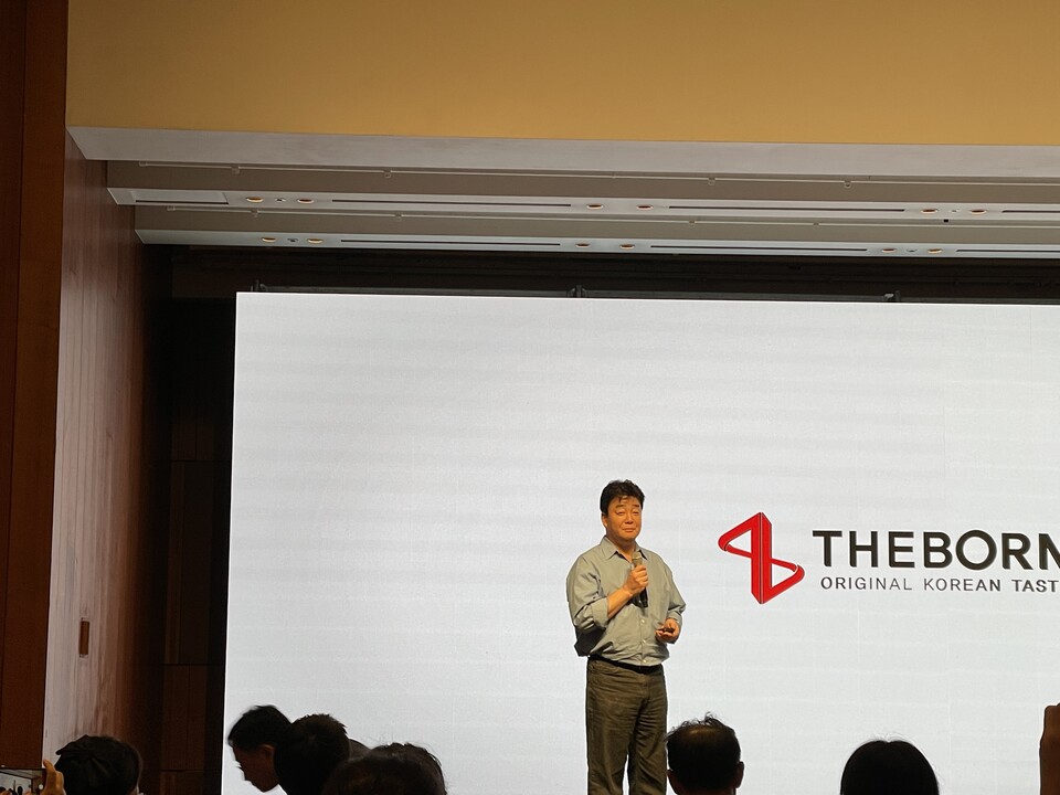 백종원 더본코리아 대표가 3일 서울 중구 신라호텔에서 열린 'TBK(The Born Korea)' 글로벌 B2B 소스 론칭 시연회에서 발언하고 있다./양지원 기자.